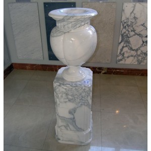 Ваза Crumar с пъедисталом из мрамора Blanco Statuario