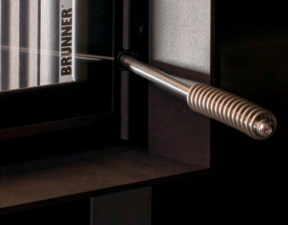 Ручка дверцы в топке Brunner BKH 5.0 с подъёмным механизмом