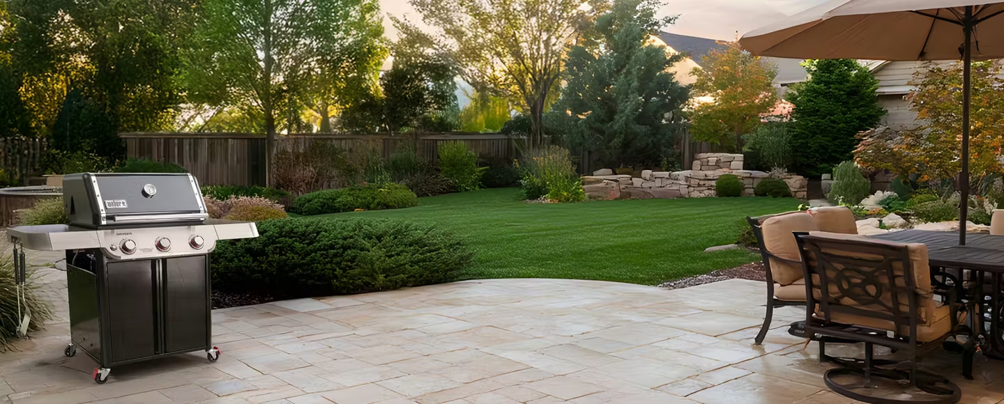 Газовый гриль Weber Genesis во дворе